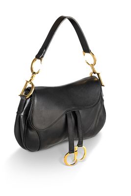 un sac à bandoulière en cuir noir avec des finitions dorées