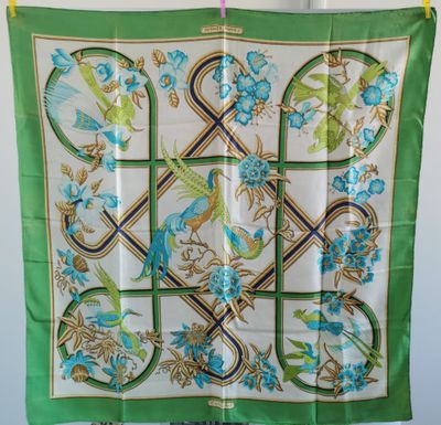 une écharpe verte et bleue ornée d'oiseaux et de fleurs