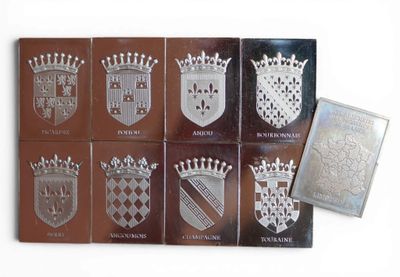 plusieurs types différents de plaques métalliques ornées de couronnes