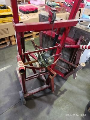 a picture of a machine that is sitting in a warehouse