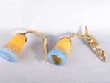 une paire de vases bleus et jaunes rehaussés de touches dorées sur fond blanc