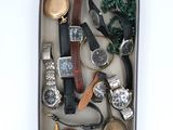 une boîte remplie de montres et de bracelets posée sur une table