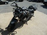 une moto garée sur le côté de la rue