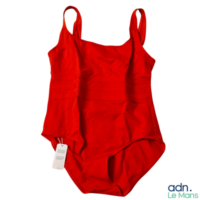 un maillot de bain une pièce rouge sur lequel est cousue une étiquette