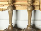 deux bougies posées sur une étagère devant un miroir