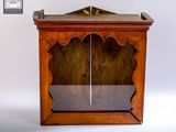 une petite boîte en bois surmontée d'un miroir