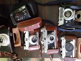 un tas de vieux appareils photo posés sur une table