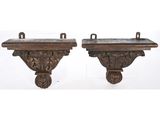 paire de consoles anciennes en bois sculpté, avec des supports de chaque côté
