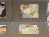 Plusieurs œuvres d'art sont exposées sur une table dans une pièce