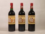 trois bouteilles de vin rouge posées côte à côte sur une table
