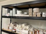 une étagère remplie de fournitures et de matériel dans une pièce