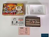 une boîte de jeux Nintendo et d'autres objets posés sur une table