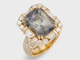 une bague en diamant et en or, sertie d'une émeraude entourée de diamants taille baguette