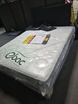 un matelas posé à même le sol dans le magasin