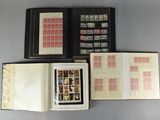 trois livres portant des timbres, posés sur une table