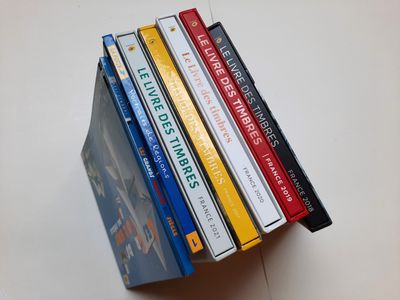 cinq livres empilés sur une table