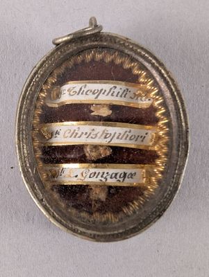 une image représentant une serrure en argent et en or sur laquelle figure une inscription
