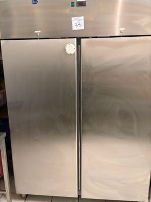 Deux réfrigérateurs en acier inoxydable sont exposés dans un magasin.