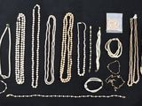 un assortiment de colliers et de bracelets sur fond noir