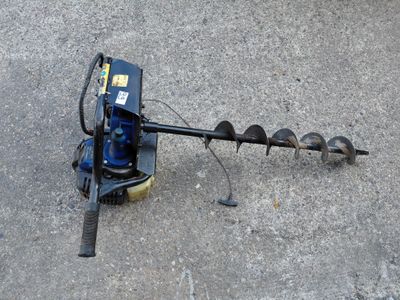 a small machine that is sitting on the ground