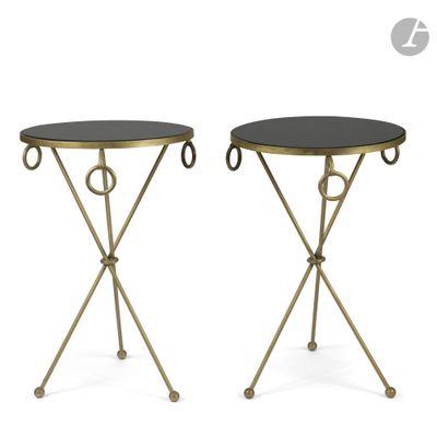 une paire de tables d'appoint noires et dorées avec des pieds en métal
