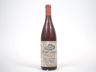 une bouteille de vin posée sur une table