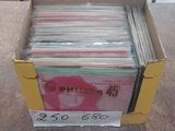 une boîte en carton contenant de nombreux CD