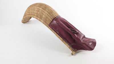 une photo d'un banc en bois avec une assise en cuir