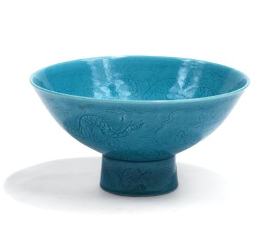 CHINE COUPE sur pied en porcelaine émaillée à glaçure bleu t…