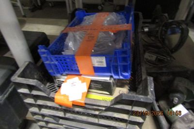 une caisse bleue ornée d'un ruban orange, posée sur une palette