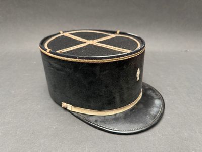 chapeau haut-de-forme noir et doré, orné d'un motif en forme de croix sur le devant