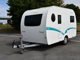 une photo d'une caravane garée sur un parking