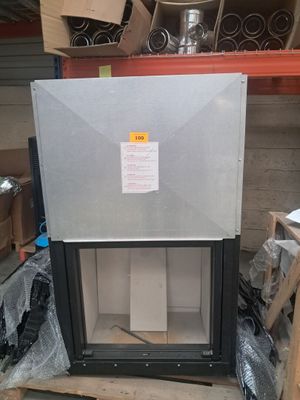 une photo d'un réfrigérateur dans un entrepôt où se trouvent de nombreux cartons