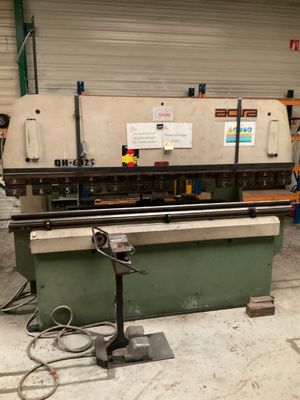 une photo d'une machine se trouvant dans un atelier