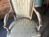 une chaise qui se trouve dans le coin d'une pièce