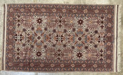tapis persan ancien à motif floral sur fond beige