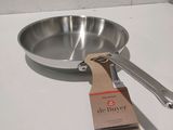 une casserole en métal avec une cuillère et une étiquette dessus