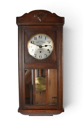 une horloge accrochée au mur de la pièce