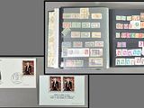 une photo montrant une collection de timbres et un classeur