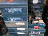 une pile de cartons empilés sur une palette