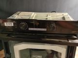 un micro-ondes posé sur une table en bois