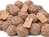 une pile de pelotes de laine munies d'étiquettes