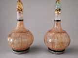 une paire de vases ornés de motifs dorés et verts sur le dessus