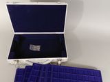 une petite boîte bleue contenant un clavier