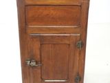 une vieille armoire en bois avec un plateau en faïence sur fond blanc