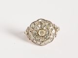 une image d'une bague en diamant sur une surface blanche