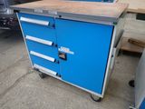 une armoire bleue à tiroirs montée sur roulettes dans un garage