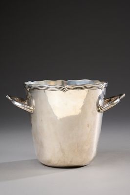 un seau à glace ancien plaqué argent, muni de poignées et présentant une surface grise