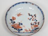 un bol blanc orné de fleurs bleues et orange