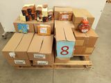 une pile de cartons posée sur une palette portant le numéro huit
